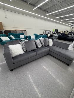 STORE CLOSING 2PC SECTIONAL