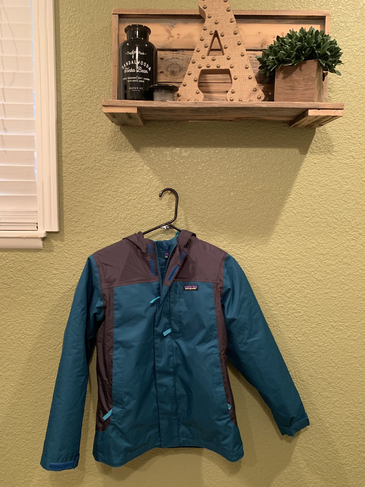 Patagonia Jacket Size Small (S) blue and gray ONLY WORN 5xs if that!!!! No tears, no rips, absolutely brand new!