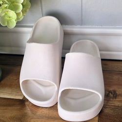 Kids' Edie Platform Slide Sandals, Contoured Foot
SIZE: 13. GOOD CONDITION!