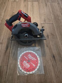 Milwaukee
M18 FUEL 18V Lithium-Ion Brushless Cordless 7-1/4 in. Circular Saw (Tool-Only)