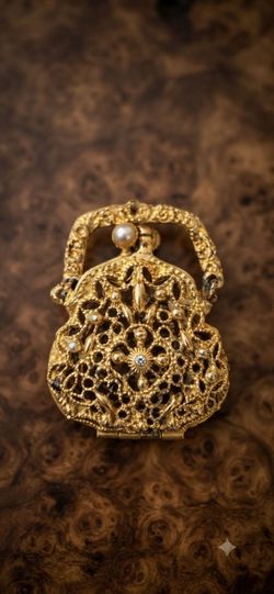 Vintage ART (Mode Art) Gold Tone Filigree Purse Compact / Trinket Box Pin