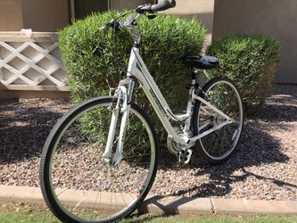 DIAMONDBACK VITAL 2 Women s Hybrid Bicycle MTB or Mountain Road