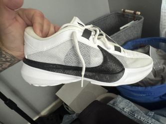 Brand New Giannis Sneakers 7.5 ´Mans