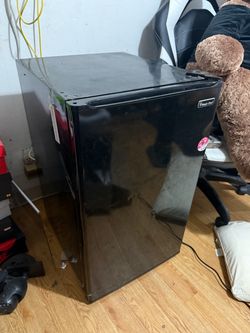 Magic Chef Mini Fridge Black