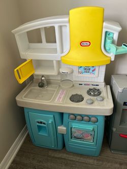 Little Tikes Tasty Junior Play Kitchen