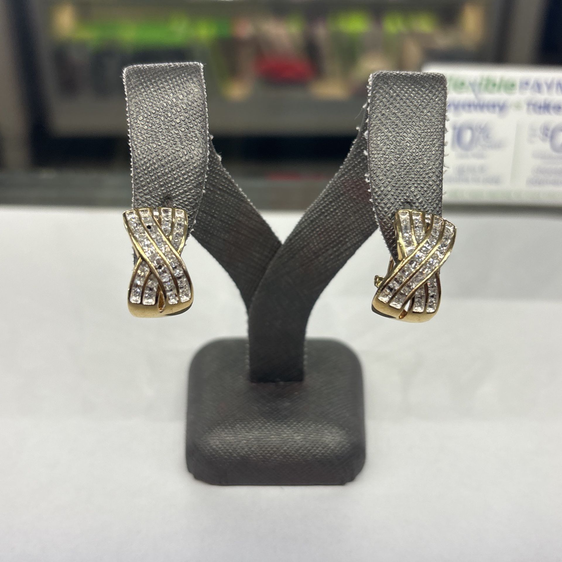 10k Gold Diamond Earrings Weight 1.1 Grams 