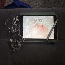 iPad 8th Gen 128gb w/Logitech Crayon, case (Like New), headphones