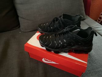 black VaporMax Plus size 7