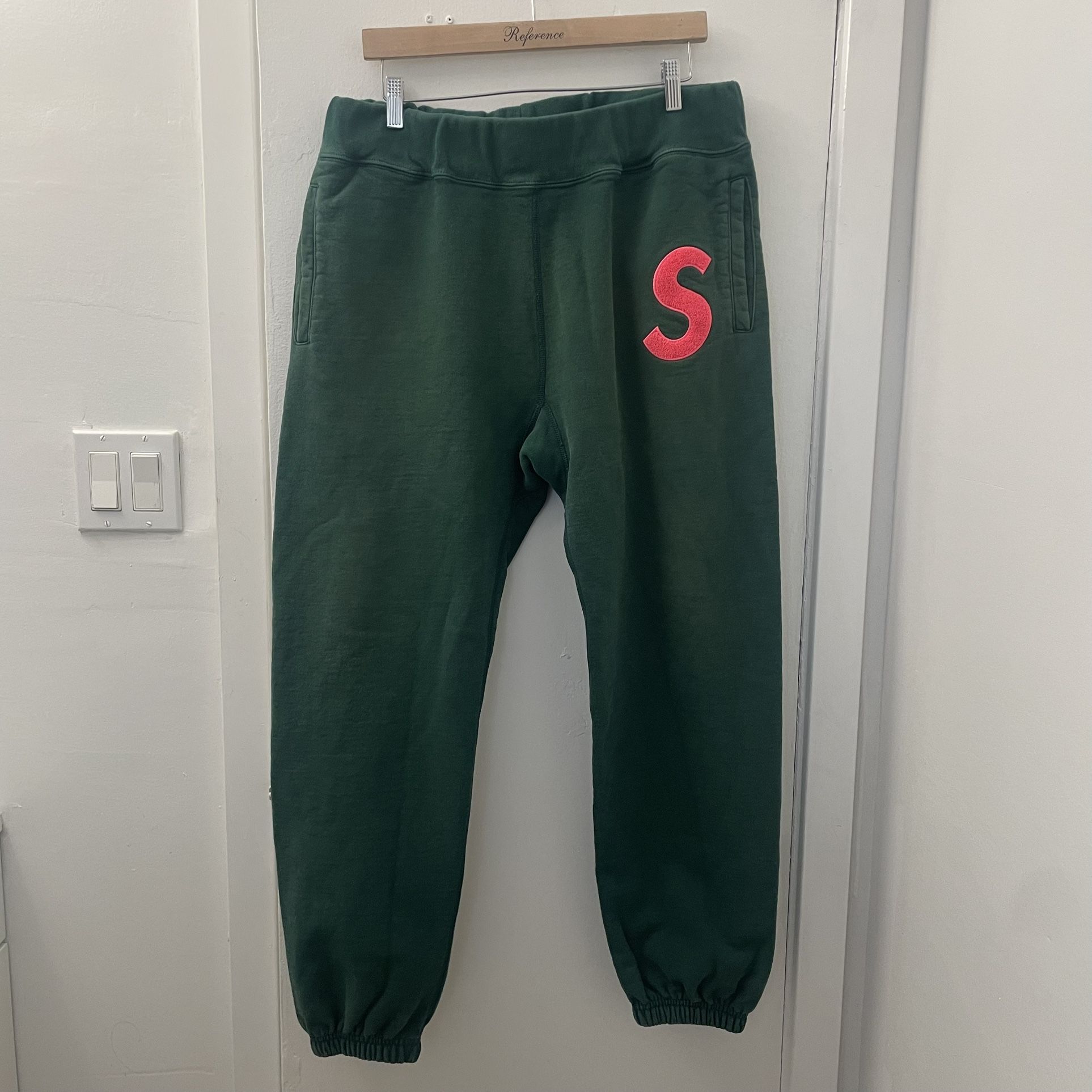 SUPREME SWEATS SIZE LARGE