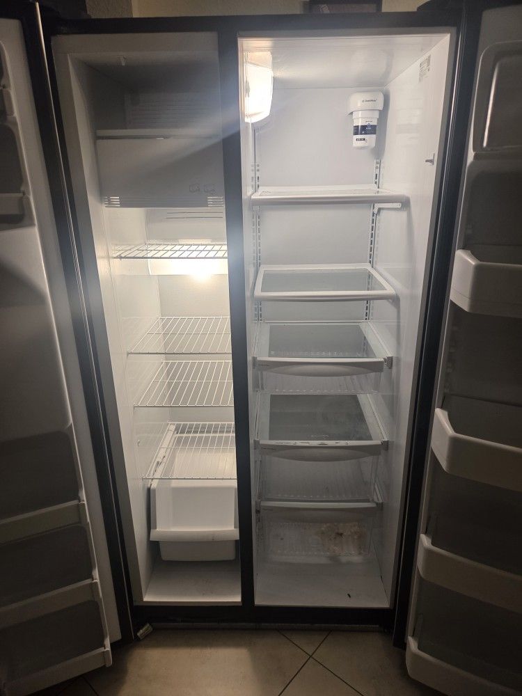 GE Refrigerator. Like New. 