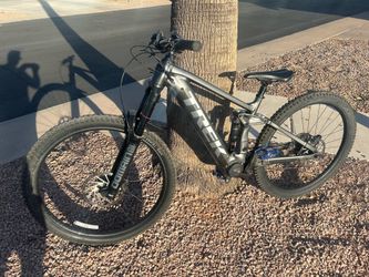 E MTB. 2022 Trek Rail 7 and accessories