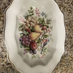 Vintage Avon Enoch Wedgwood Fruit Dish - 1976 - 22 K Gold Trim