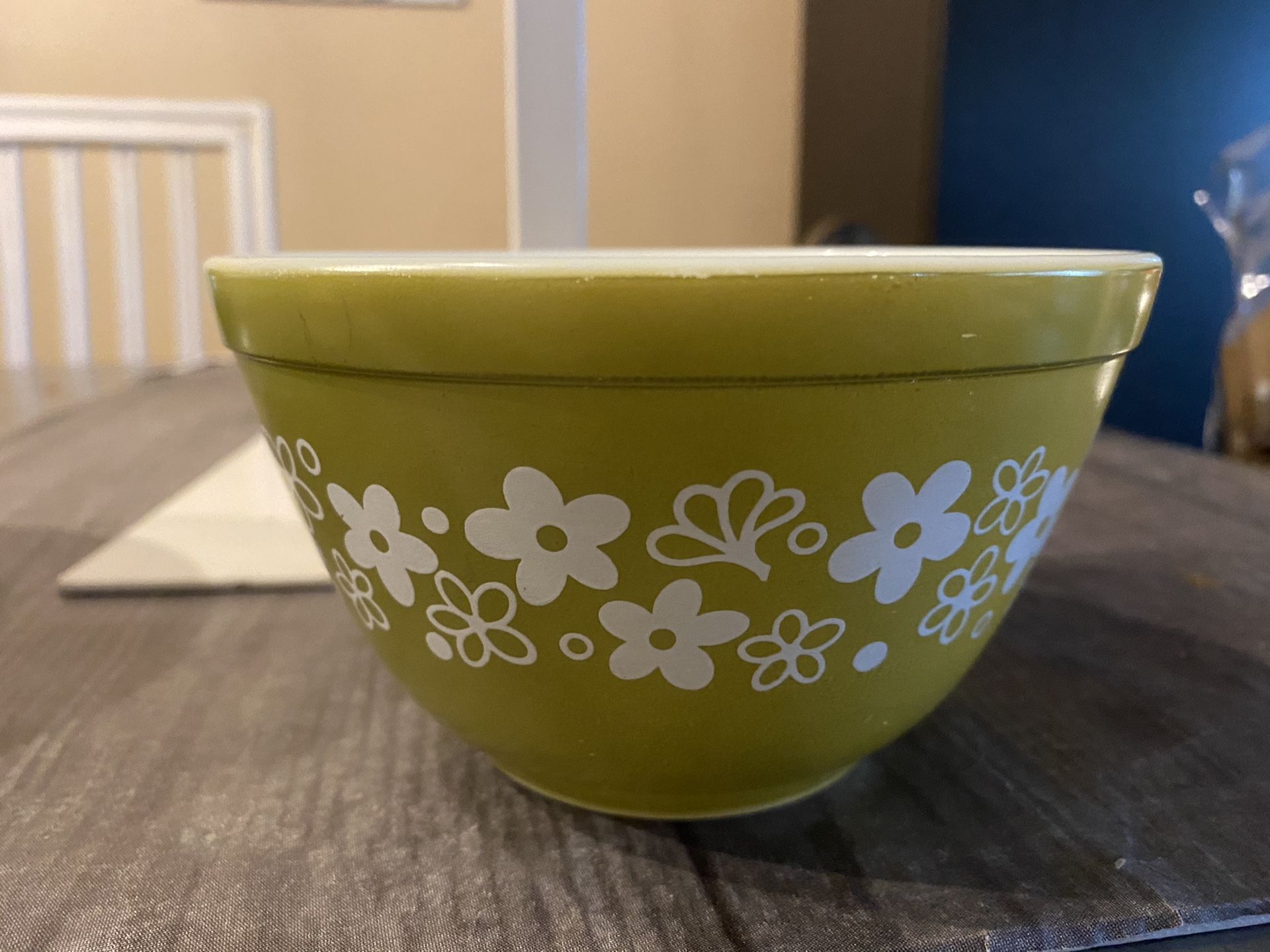 Pyrex Green & White 1 1/2 pint bowl