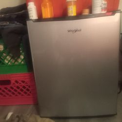 Mini Fridge w Freezer