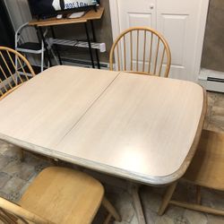 Expanding Table And 7 Chairs. Self Storing Leaf. Great For college Apr