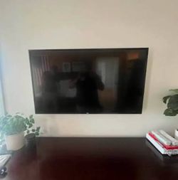 Samsung UN58TU700DF is a 58-inch 4K Crystal UHD smart TV