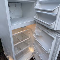 Frigidaire Refrigerator/ Refrigerador Frigidaire/ Delivery Available/ Entrega Dispónible 