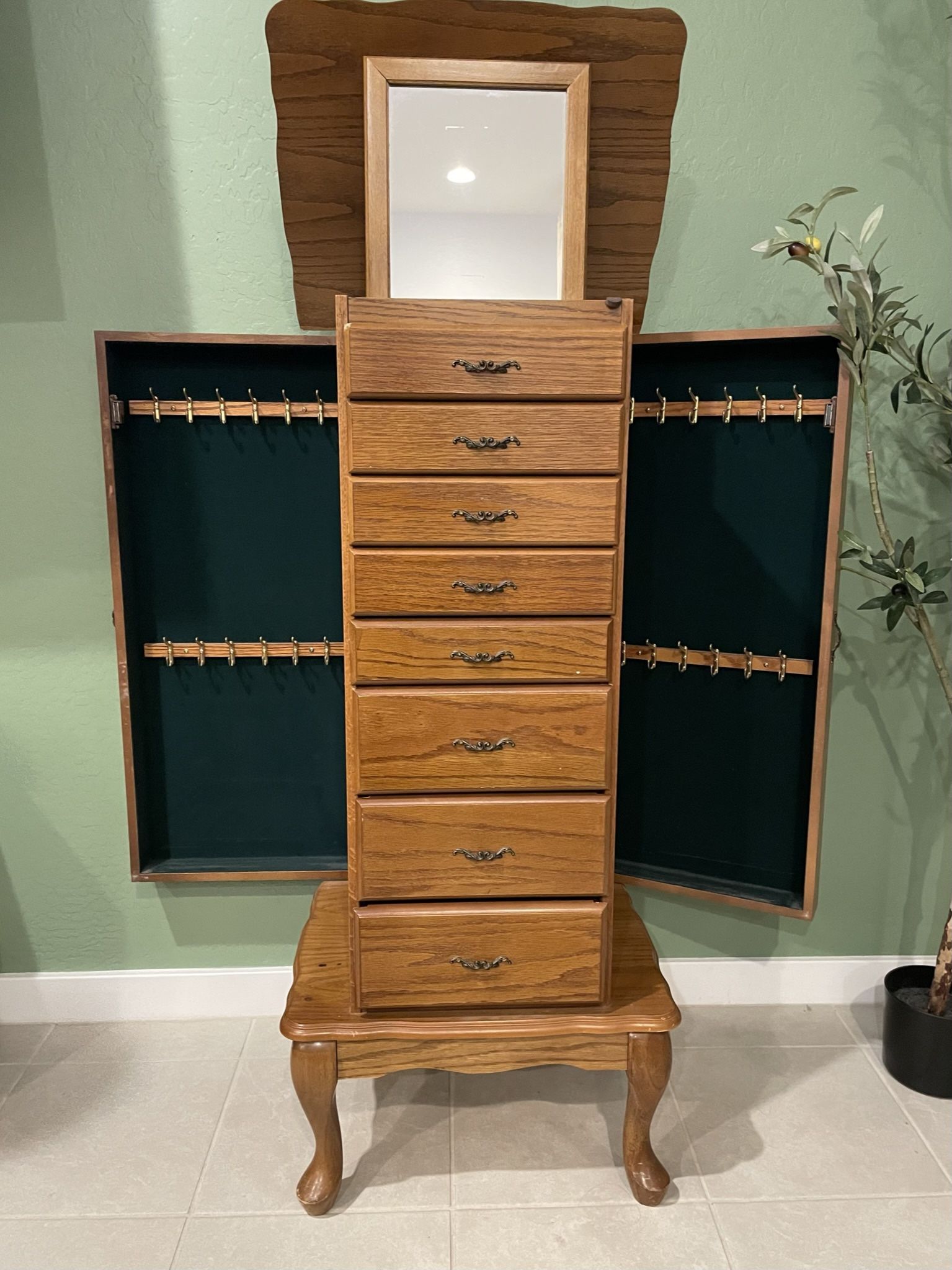 Jewelry cabinet 