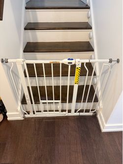 Expandable dog/child gate