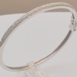 Diamond bangle bracelet 14k White Gold 0.98 Tcw round stones Size 60 x 52 mm