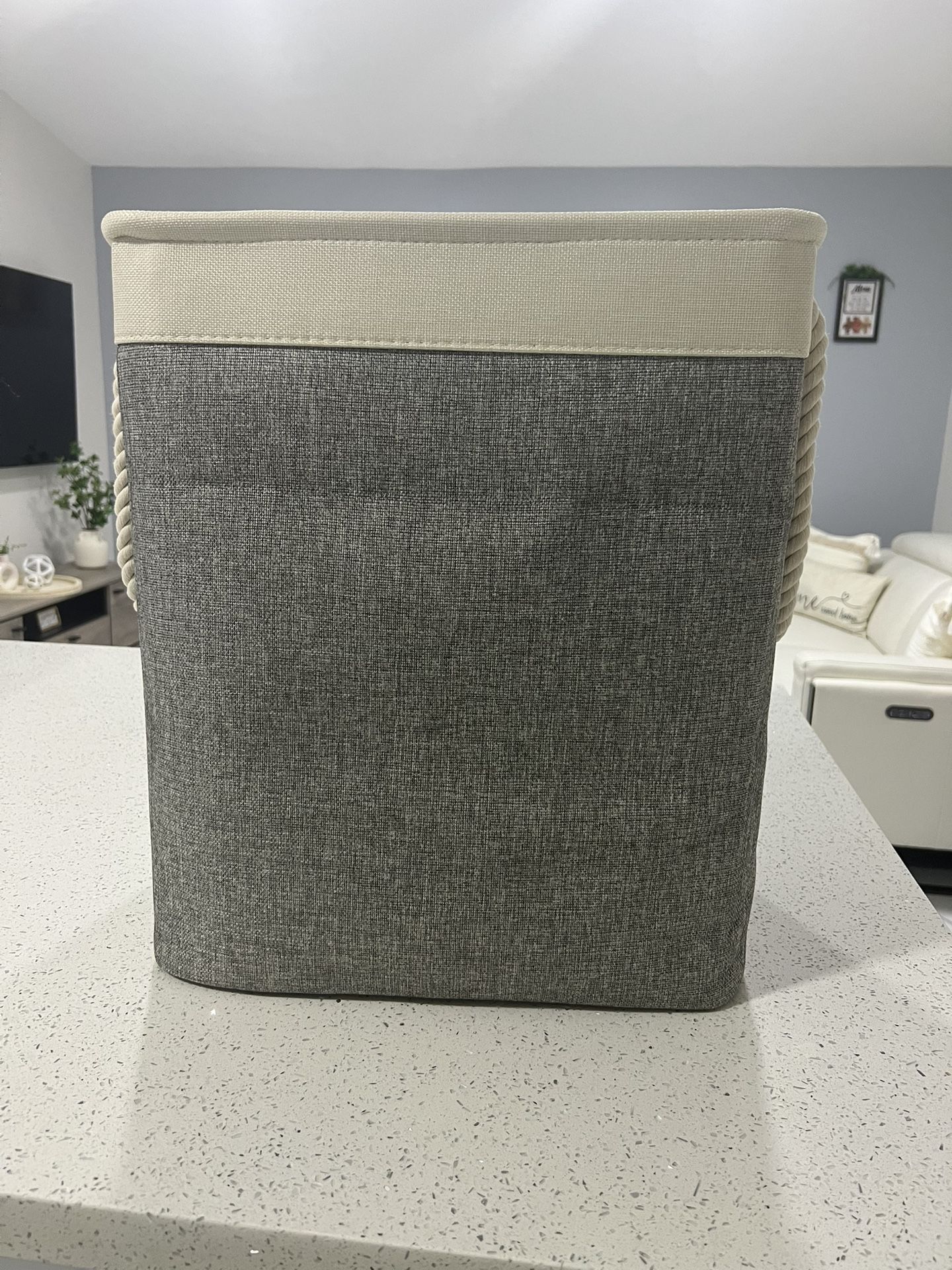 1 Laundry basket , clothes storage . 1 Cesta De Ropa