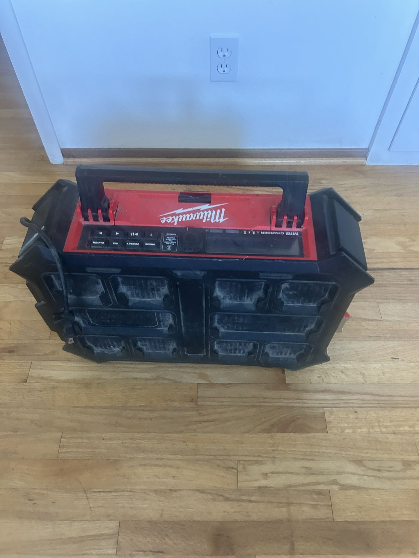 Milwaukee Packout Rádio