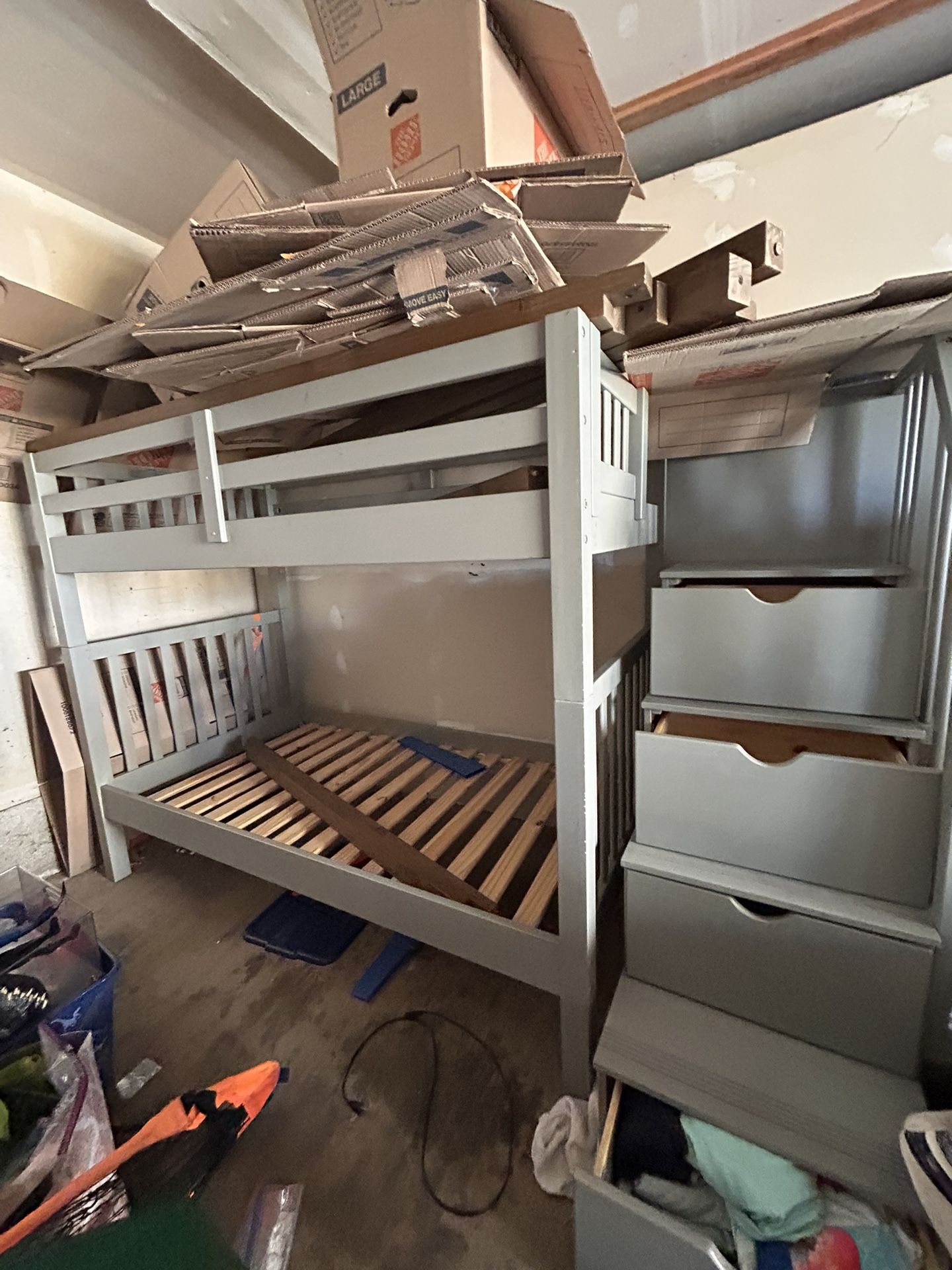 Twin bunk bed
