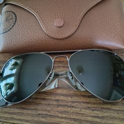 RAY BAN AVIATORS GUNMETAL FRAME WITH GRAY TINTED LENSES. BRAND NEW. 