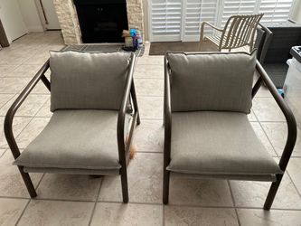 Set of 2 amazing like new chairs
