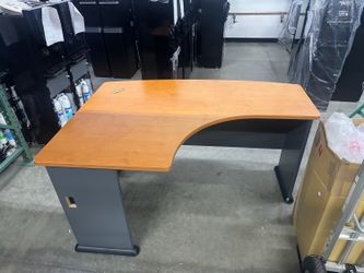 Free desk - come get it today