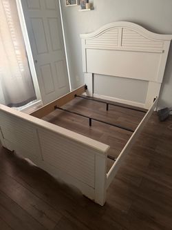 ASHLEY FURNITURE WHITE QUEEN BED!!