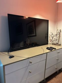 VIZIO 47” Smart TV (M470SL) with Roku and wall mount