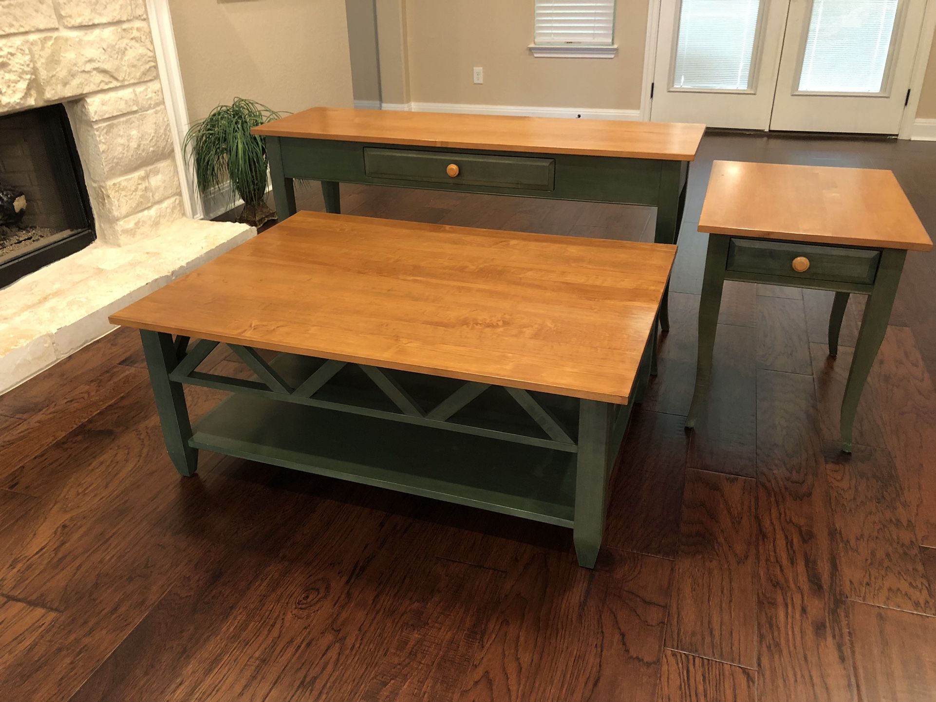 Beautiful Ethan Allen Country Colors Living Room Tables (set of 3)