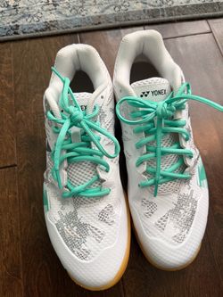 Badminton shoes