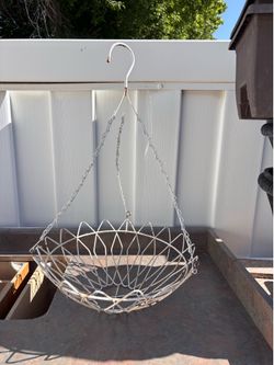 Shabby Chic Vintage Wire Hanging Planter Basket 16”. Located in Murray cash/Venmo. Fcfs or hold with Venmo