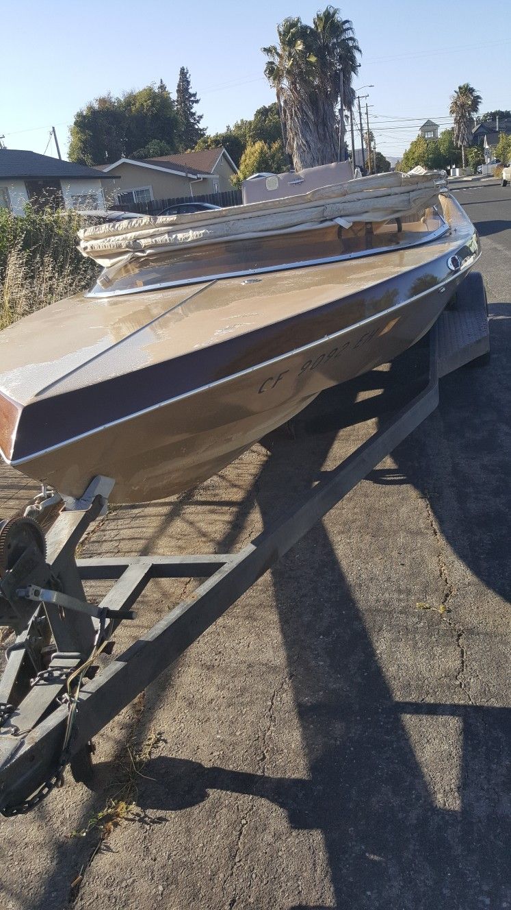 Torino Tahiti Boat