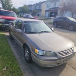 1999 Toyota Camry MAKE REASONABLE OFFER 