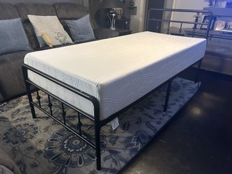 BONITA CAMA TWIN XL DE METAL ALTA NEGRA CON COLCHON MEMORY FOAM 10” USADA COMO NUEVA