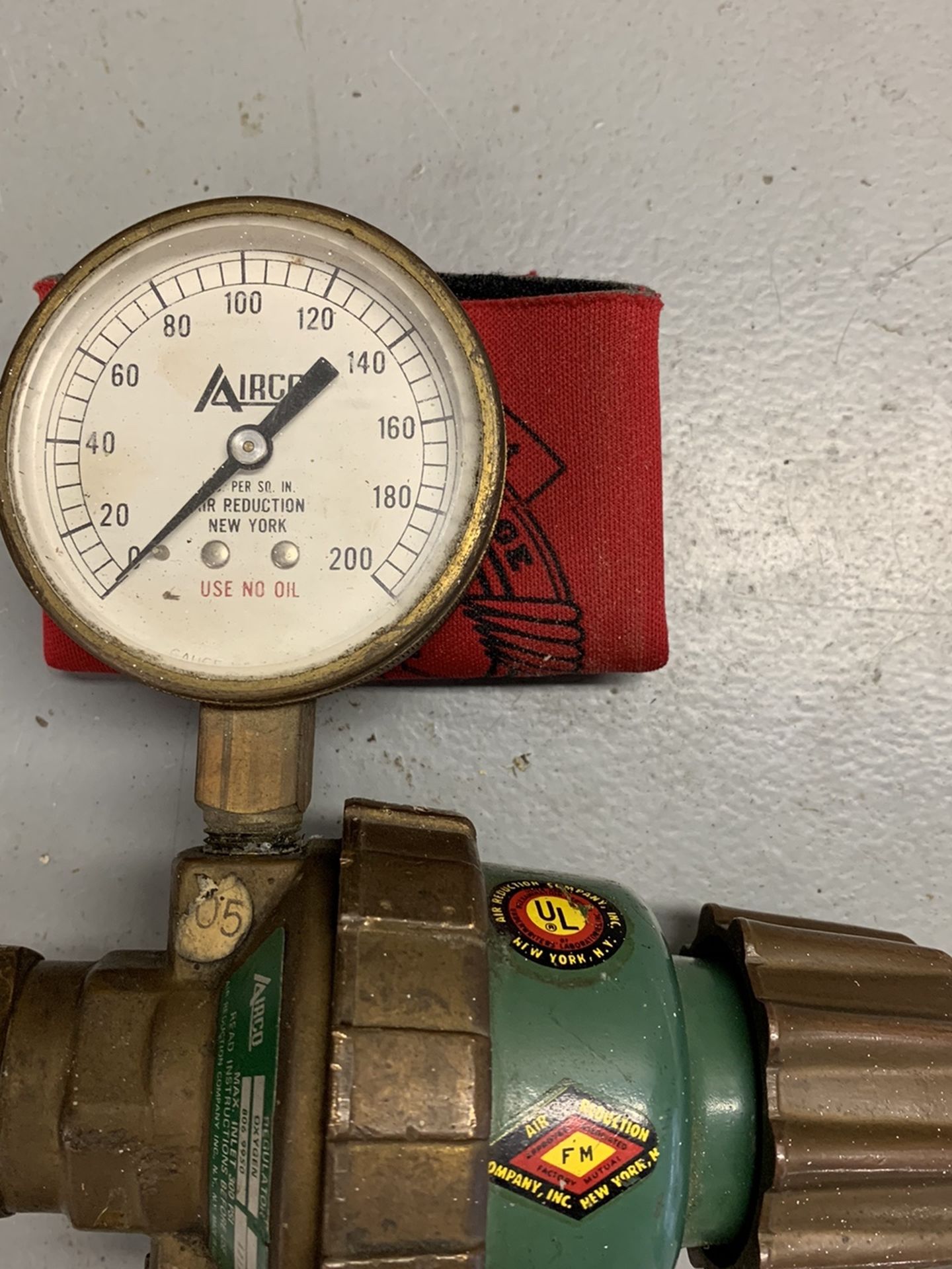 Gauge And Regulator.