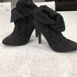 SIZE 5 1/2 BLACK BOOTS