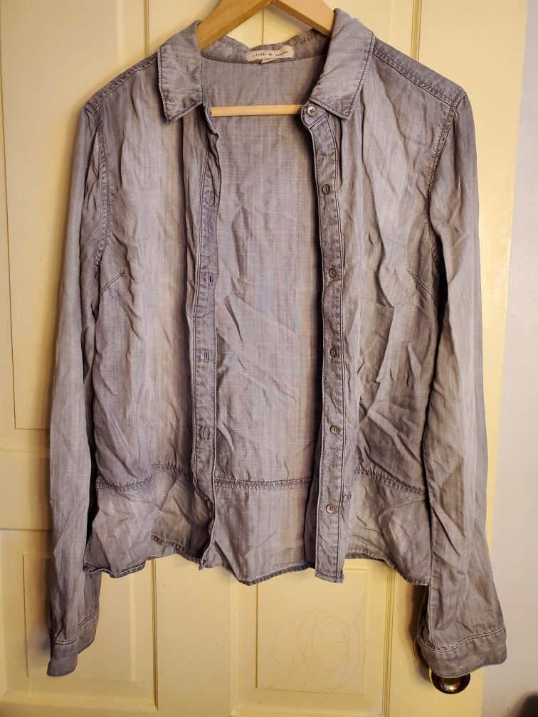 Cloth & Stone Shirt Button Up Gray Peplum Hem Long Sleeve Collared Tencel Medium
The Cloth & Stone Shirt in Gray features a peplum hem, long sleeves, 