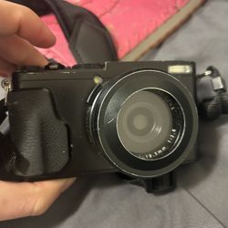 FujuFilm X70 Point and Shoot Camera With Fujinon Lens