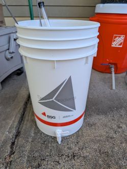 Bucket with spout