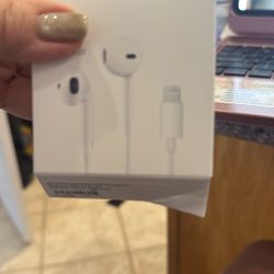 Ear Buds - Lightening Cable