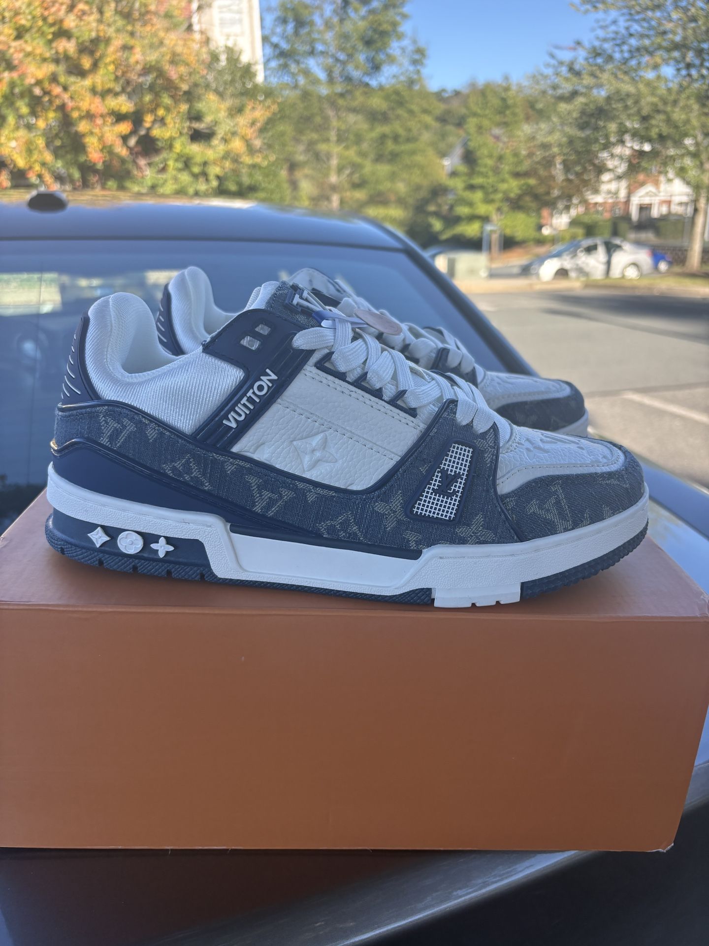 Lv Trainer with dust bag never worn 