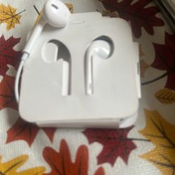 Never Used Apple Wired Earbuds