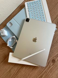 iPad Pro 12.9” (2020 model) 4th Generation 512GB with  keyboard case and pen & Accessories