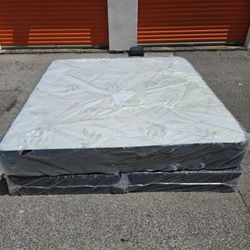 King Bamboo Memory Foam Mattress with Base – Like New