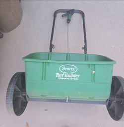 Scotts
Turf Builder Classic Drop Spreader