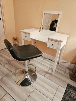 Girls vanity with chair